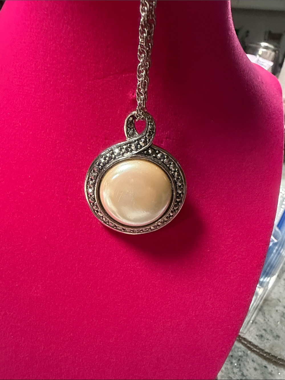 Avon Silver-Tone Necklace with Cream Center Cabochon Pendant - Picture 3 of 3